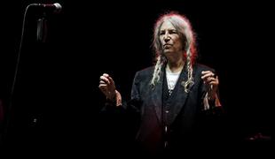 Patti Smith pristala v bolnišnici in odpovedala vse koncerte