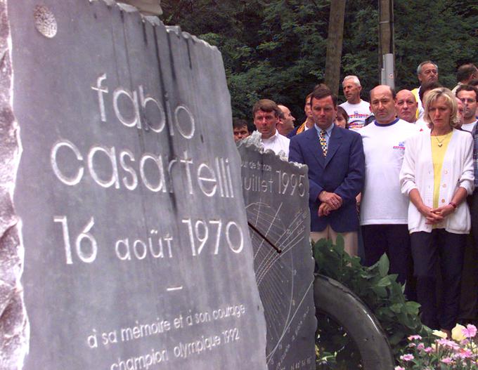 Italijanski kolesar Fabio Casartelli se je leta 1995 smrtno ponesrečil med spustom z vrha Col du Portet d'Aspet. | Foto: Reuters