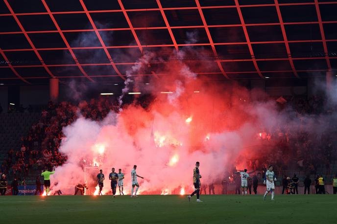 NK Olimpija : NK Rijeka | Navijači Rijeke so po dobri uri tekme poskrbeli za veliko črno piko na dogajanje. | Foto Filip Barbalić/www.alesfevzer.com