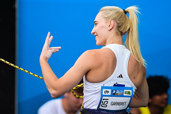 Janja Garnbret Koper 2024 | Janja Garnbret se je v Kopru z dvema osvojenima vrhovoma smeri današnjih kvalifikacij zanesljivo uvrstila v večerni polfinale. | Foto www.alesfevzer.com