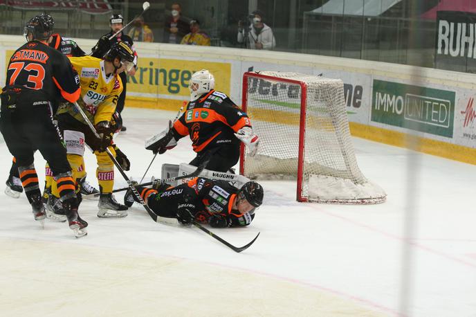 Vienna Capitals Graz 99ers | Dunajčani so z 1 : 0 premagali Gradec. To je bil edini obračun dneva v IceHL, preostali obračuni so zaradi okužb z novim koronavirusa prestavljeni. | Foto Leo Vymlatil