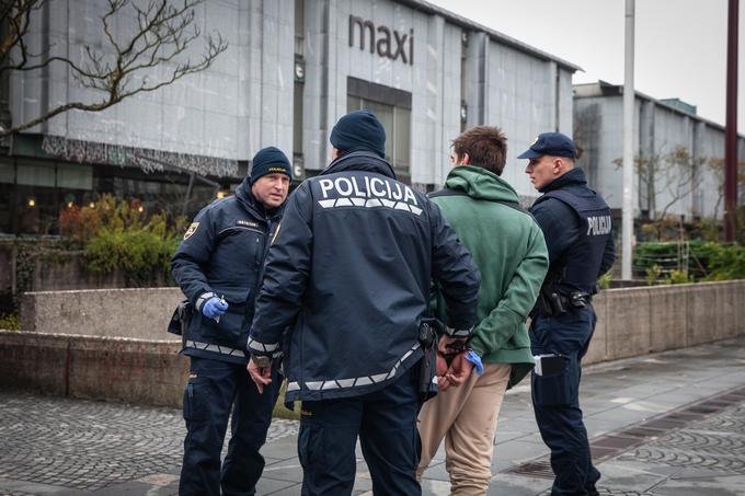 Aretacija na Trgu republike. Policija. | Foto: Kostantin Janev