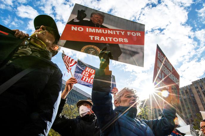 protesti proti Donaldu Trumpu | Trumpovo sklicevanje na imuniteto sta doslej zavrnila zvezna sodnica Aileen Cannon, ki vodi sodni postopek po obtožnici posebnega tožilca Smitha v Washingtonu in zvezno prizivno sodišče. | Foto Reuters