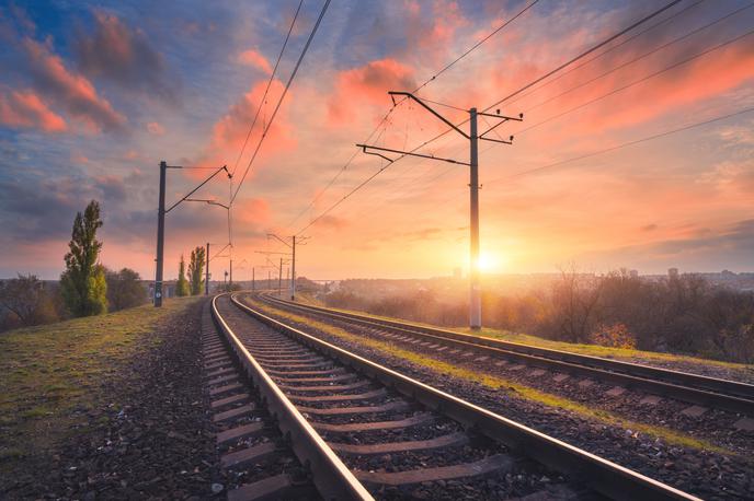 železniški prehod tiri | Voznik se je poškodoval in je v bolnišnici.  | Foto Getty Images