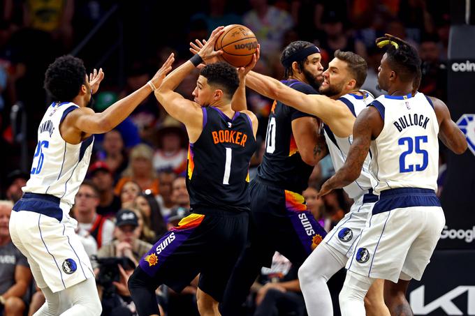 Devin Booker, v tej končnici prvi strelec Phoenixa, v prvem polčasu ni dosegel niti enega koša iz igre. | Foto: Reuters