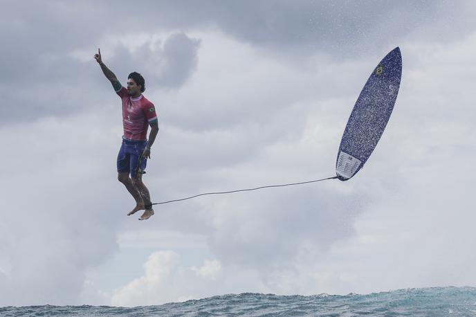 Gabriel Medina, OI 2024 | Gabriela Medino je v zraku ujel francoski fotograf Jérôme Brouillet in posnel neverjetno fotografijo. | Foto Profimedia