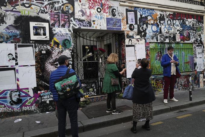 Vhod v Gainsbourgov dom je porisan z grafiti in posvetili. | Foto: Guliverimage