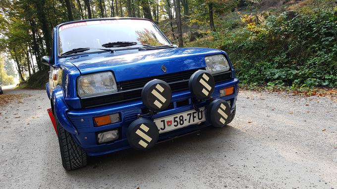 Začetek makadamske ceste proti Krimu s strani vasi Iška. Repliko renault 5 alpine skupine 2 (nekdanji dirkalnik Pušnika, Kuzmiča, Zrnčeve ...) je že pred leti izdelal Aleksander Zevnik. V mladosti je na relije Saturnus navdušeno potoval z mopedom, pozneje je bil tudi uspešen sovoznik v reliju. | Foto: Gregor Pavšič