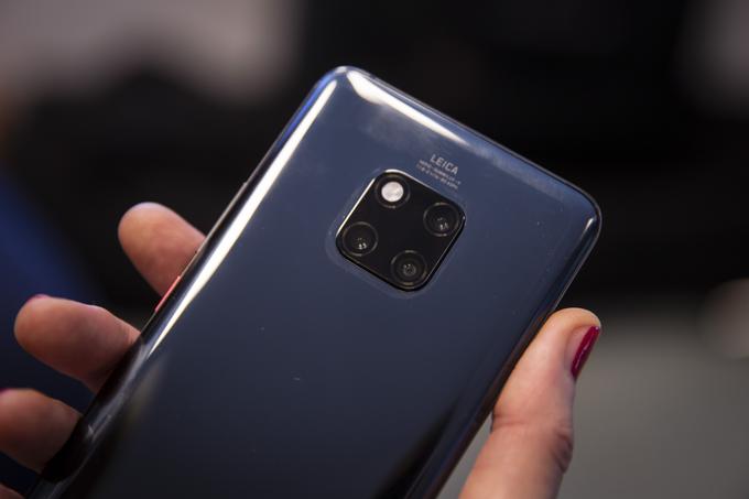 Tri kamere na zadnji strani pametnega telefona Huawei Mate 20 Pro so razporejene v obliki črke L, kvadrat pa dopolnjuje bliskavica. | Foto: Bojan Puhek