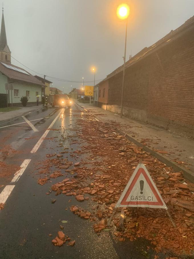 Razbiti strešniki v Križevcih. | Foto: PGD Križevci pri Ljutomeru