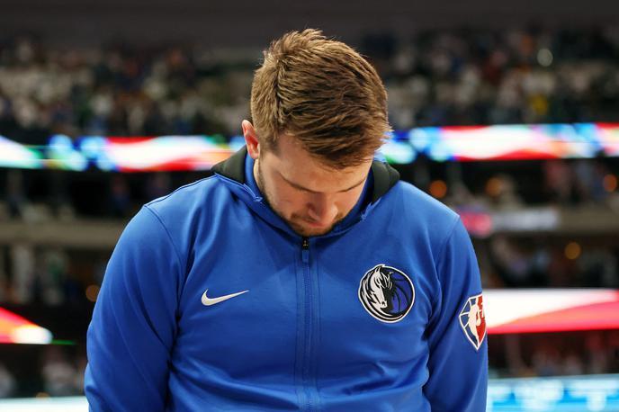 Luka Dončić | Luka Dončić se je skupaj z zbranimi pred začetkom tekme žrtvam streljanja v v mestu Uvalde poklonil z minuto molka. | Foto Reuters