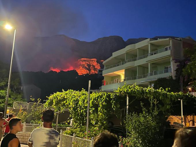 Sinočnji požar nad Tučepi, kjer je sedaj znova zagorelo. | Foto: Posnetek zaslona/X