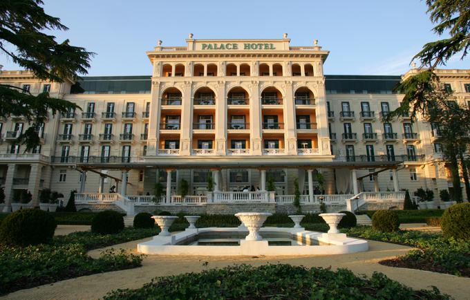 Portoroški hotel Kempinski Palace je edini hotel v Sloveniji z oznako pet zvezdic "superior". | Foto: Bojan Puhek