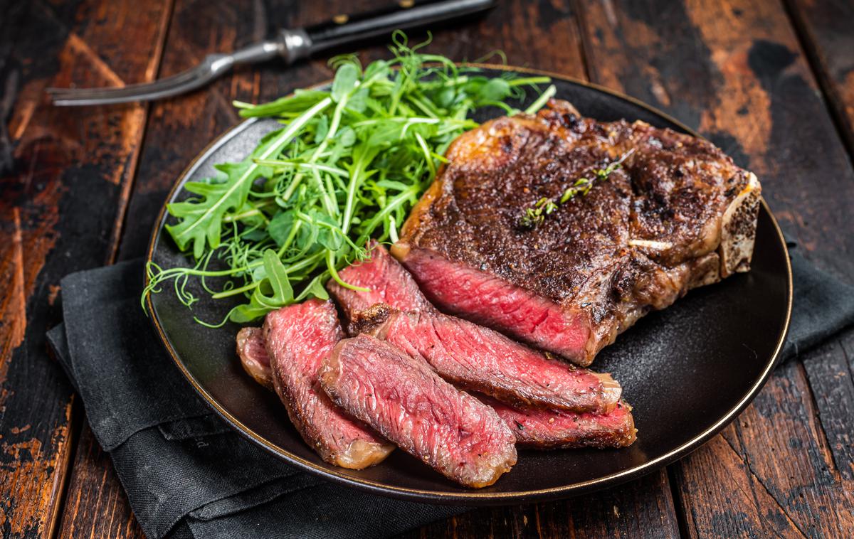 Steak | Ali je steak dobro pripravljen, je odvisno tudi od tega, kako je pečen. Poznamo okoli pet stopenj – rare, medium-rare, medium, medium-well in well-done. | Foto Shutterstock