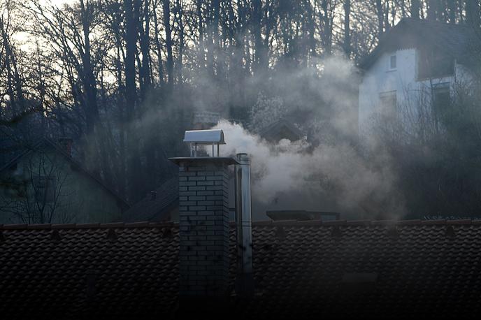 Onesnaženje. Trdni delci v zraku. | Najbolj onesnažujejo zastarele kurilne naprave na les, še posebej, če se v njih kurijo premalo suha drva.  | Foto Bobo