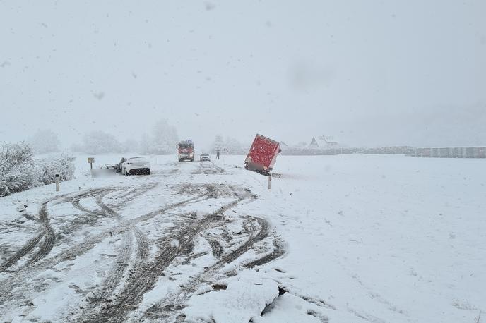 prometna nesreča Medvode | V hudi nesreči med Medvodami in Kranjem se je zjutraj zgodila prometna nesreča, v kateri je umrl 42-letni voznik. | Foto PU Ljubljana