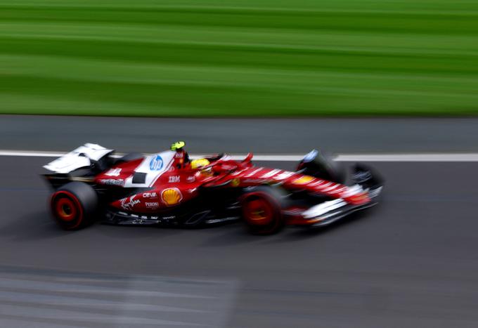 Lewis Hamilton se še navajana na Ferrarijev dirkalnik. | Foto: Reuters