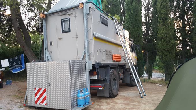 Tovornjak je za lastnika kot bazni tabor, nato pa okolico raziskuje s svojim kolesom. | Foto: Gregor Pavšič