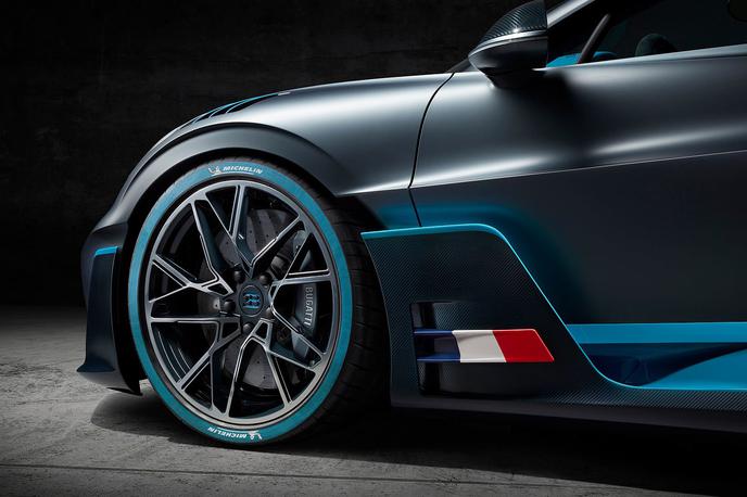 bugatti divo | Lahko Bugatti pripravi presenečenje? Njihov superšportni divo (na osnovi chirona, na fotografiji) je stal pet milijonov dolarjev. Izdelali so jih 40. | Foto Bugatti