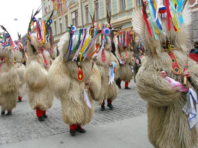 Teža oprave kurenta znaša od 30 do 40 kilogramov. | Foto: STA ,