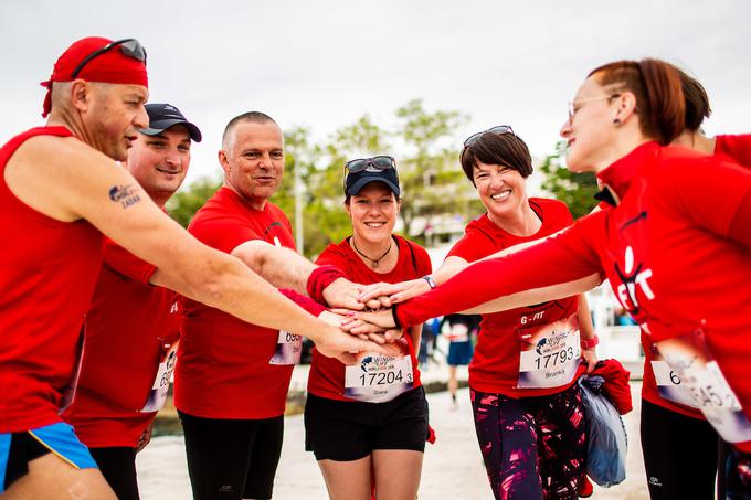 Športno društvo G-FIT z Bizeljskega se je teka udeležilo z desetimi člani. Kot je izpostavil njihov trener in predsednik društva Zdravko Gregl, se premalokrat zavedamo, kako srečni smo, če se lahko gibamo brez omejitev. "Vedno, ko mi je težko, si predstavljam tiste, ki so na invalidskem vozičku, in se zahvalim za tisto, kar mi je dano. Tega se premalokrat zavedamo. Tečemo za tiste, ki teči ne morejo," je ponovil prepoznavni slogan teka Wings. | Foto: Grega Valančič/Sportida