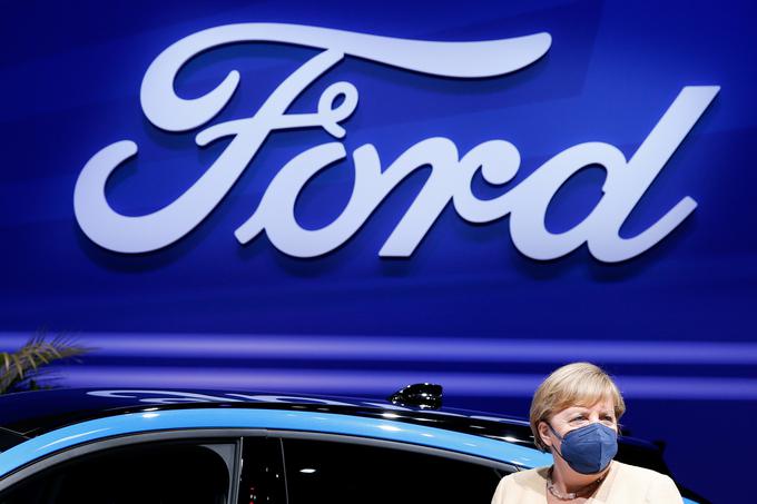 Merklova je obiskala tudi razstavišče Forda. Tam so pokazali električnega mustanga mach-e. Ford je popoln prehod na elektropogone napovedal že za leto 2030, torej pet let pred Volkswagnom. | Foto: Reuters