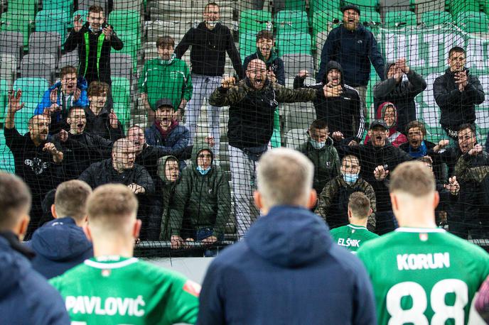 Olimpija Tabor | Navijači Olimpije so po bolečem porazu Ljubljančanov proti Taboru (1:2) podprli nogometaše in jim dali vedeti, kako od njih pričakujejo zmago v torkovem finalu pokala proti Celju. | Foto Vid Ponikvar