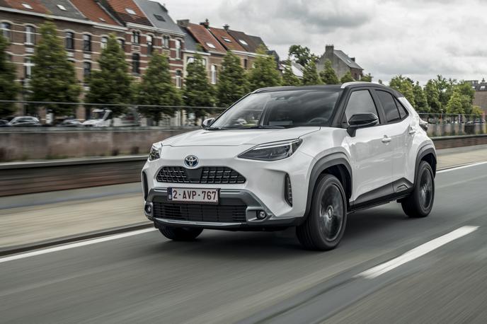 Toyota yaris cross | Yaris cross je dolg 4,18 metra, širok je 1,76 metra in visok 1,59 metra. V primerjavi z yarisom je kar občutno daljši (za 24 centimetrov!), približno enako širok in kar nekaj centimetrov višji (9,5 centimetra). Medosna razdalja je z 2,56 metra enaka kot pri yarisu.  | Foto Toyota