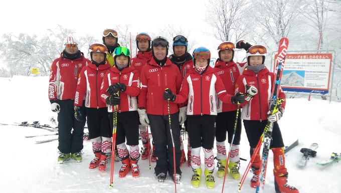 Pavli Čebulj s kitajskimi varovanci, s katerimi bo delal vsaj do olimpijskih iger leta 2018 v Pjongčangu. | Foto: 