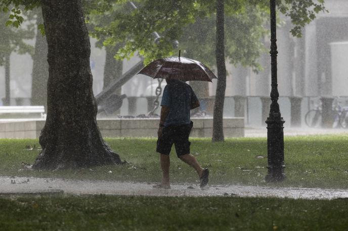 dež, Ljubljana, naliv | Ponoči bo ponekod prehodno deževalo, a do jutra bo dež večinoma ponehal. | Foto STA