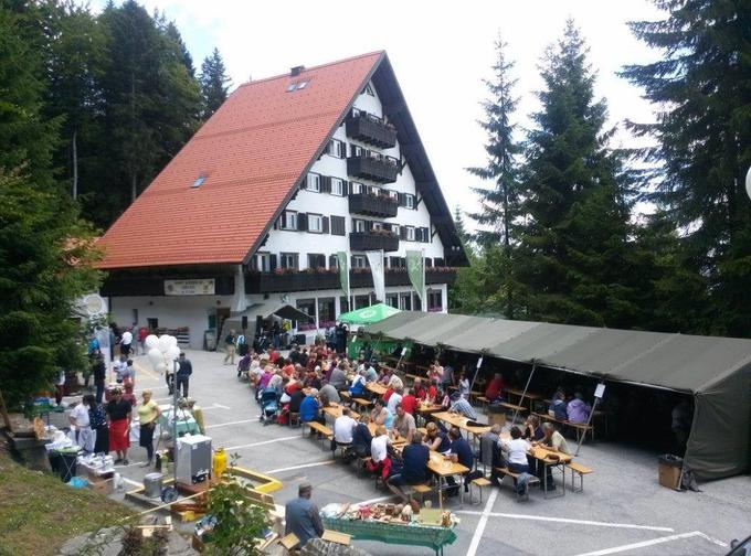 Obiskovalci golažijade pred hotelom Tisa na Hočkem Pohorju se bodo lahko posladkali tudi s pohorskimi specialitetami in se udeležili vodene degustacije vin v hotelski vinoteki. | Foto: Osebni arhiv