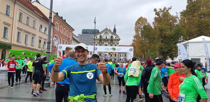 Znani tekaški trener Urban Praprotnik je na letošnjem ljubljanskem maratonu pretekel kar dve trasi.  Desetkilometrsko zgolj zato, da je spremljal in snemal svoje tekače, polmaratonsko pa (s štartno številko) za svojo dušo. "Na štartu je 160 Urbanih tekačev iz vse Slovenije," je povedal navduševalec nad tekom, ki je sodeloval že na 3. izvedbi ljubljanskega maratona. "Vzdušje je krasno, z vremenom se nisem obremenjeval. Opažam, da vedno več ljudi teče z užitkom. Pred leti je bilo vse skupaj bolj tekmovalno naravnano, danes je veliko več ljudi, ki so ponosni, ker razdaljo pretečejo, saj je tudi deset kilometrov neskončno več kot nič kilometrov, medtem ko sam rezultat ni v ospredju." | Foto: Alenka Teran Košir