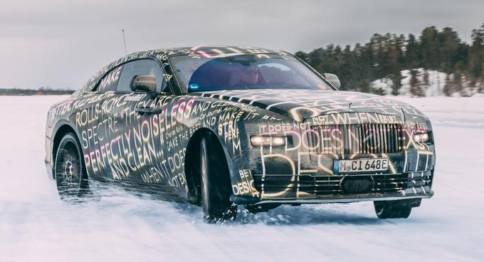 Rolls-Royce je spectre oblekel v zanimivo kamuflažo, ki dobro skriva njegovo podobo. | Foto: Rolls Royce