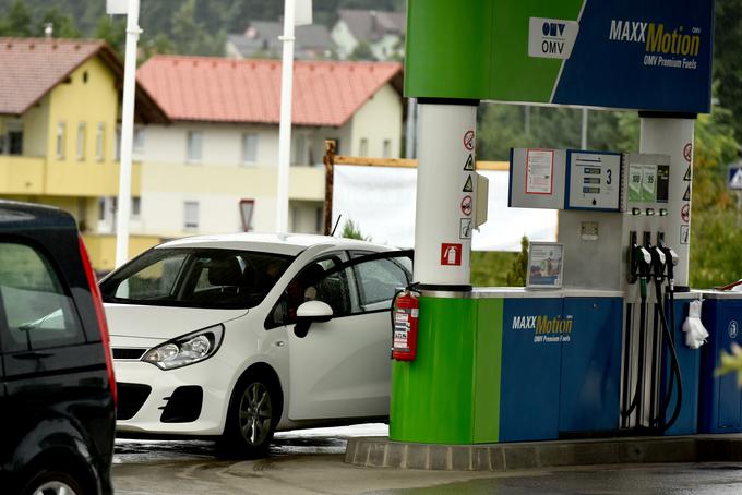 Na drugi strani je inflacijo za 0,2 odstotne točke ublažila pocenitev trdih goriv, ki so se v povprečju pocenila za 14,1 odstotka. Za 0,2 odstotne točke so inflacijo znižala tudi cenejša prevozna sredstva (za 2,7 odstotka). | Foto: STA ,