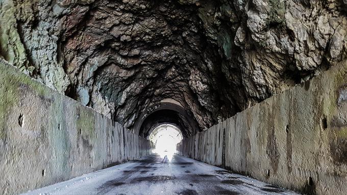 V skalo izklesan predor na cesti proti Nanosu | Foto: Gregor Pavšič