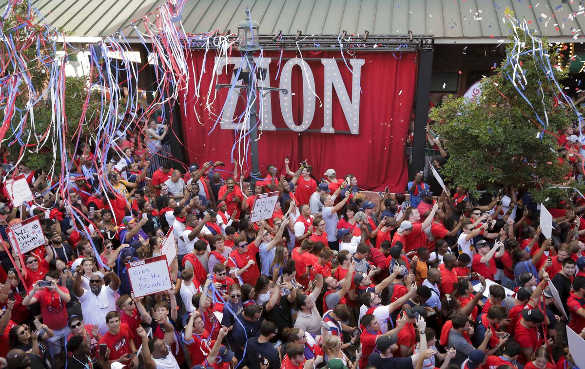 Zion Williamson | V New Orleansu je po naboru bodočih zvezdnikov lige NBA sledilo veliko navdušenje ljubiteljev košarke. | Foto Reuters