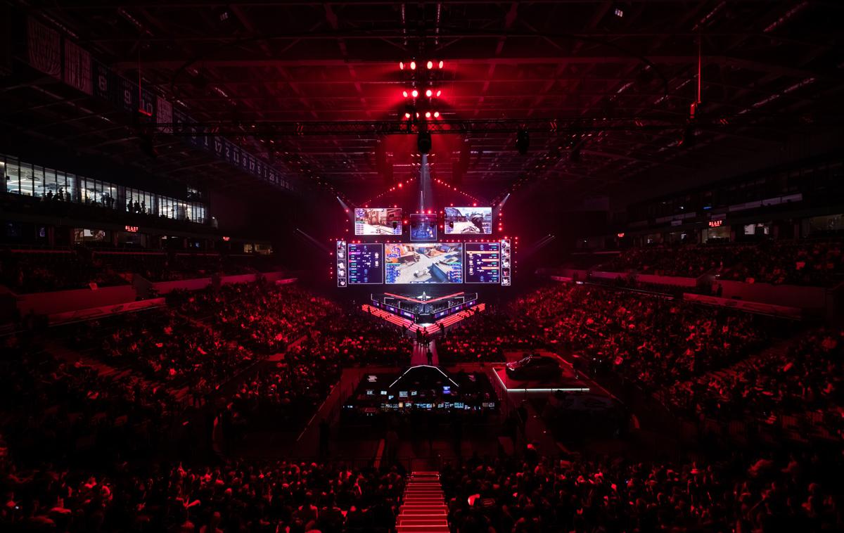 Ešport, videoiger | Največ denarnih nagrad, za več kot 310 milijonov dolarjev, je bilo do zdaj izplačanih na turnirjih v videoigri Dota 2. Sledijo Fortnite, Counter Strike: Global Offensive in League of Legends. Esports Earnings navaja, da je bilo v nagradnih skladih v vseh e-športnih tekmovanjih do zdaj že skoraj 1,5 milijarde ameriških dolarjev.  | Foto Shutterstock