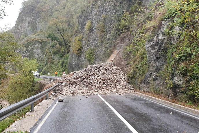 Zemeljski plaz | Povečana verjetnost za nastanek zemeljskih plazov velja predvsem za zahodno Slovenijo in se bo povečevala sorazmerno s količino padavin, do zemeljskih plazov pa lahko pride tudi v ostalih predelih Slovenije. (Fotografija je simbolična.) | Foto STA