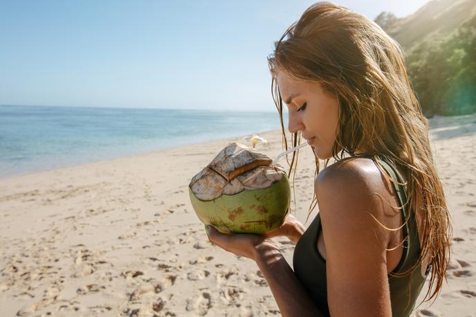 lasje, nega | Ideja o mokrih laseh na plaži se morda zdi dobra, a lasem lahko naredi veliko škode. | Foto Thinkstock