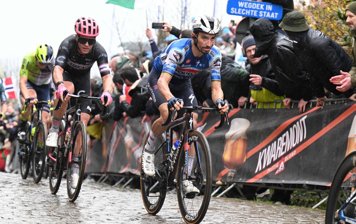 Julian Alaphilippe | Julian Alaphilippe naj bi po desetletju zapustil belgijsko ekipo Soudal Quick-Step in se preselil v francoske vrste. Pogajanja z ekipo TotalEnergies so že v polnem teku. | Foto Guliverimage