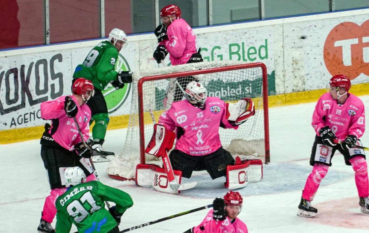 Hdd Jesenice HK Olimpija | Hokejisti Jesenic in Olimpije so v četrtek še drugič v enem tednu prekrižali palice in remizirali (2:2). Po derbiju so rezultat prišteli rezultatu uvodnega alpskega derbija (zmaga Olimpije s 6:1) in podelili prve točke. Te so osvojili Ljubljančani. | Foto HK SŽ Olimpija