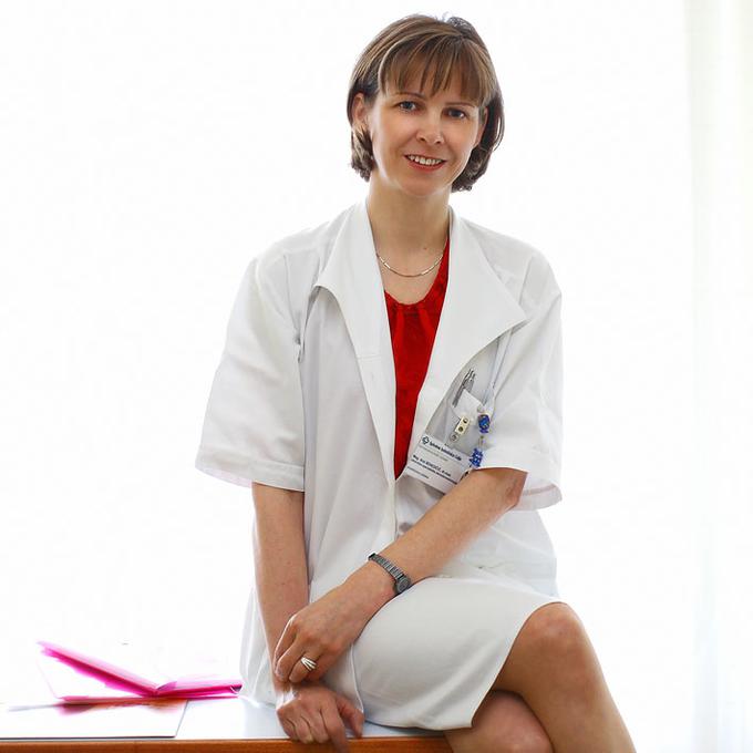 "Zaščito je ob izpostavljanju soncu treba zagotavljati tudi na delih, ki jih ni mogoče pokriti z oblačili in pokrivali," pravi Ana Benedečič, specialistka dermatovenerologije. (Fotografija: Splošna bolnišnica Celje) | Foto: Osebni arhiv