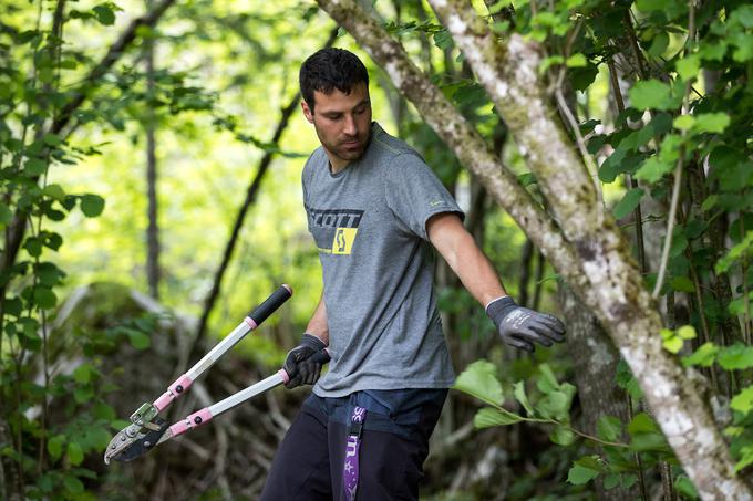 Primož Figaro Ravnik: Imamo vse možnosti in pogoje, da zgradimo odgovorno in posebno gorsko kolesarsko skupnost v vseh pogledih. To pomeni, da mladim privzgojimo vrednote, ki nekaj pomenijo tudi zunaj tekmovalnega sistema. Da bodo mladi kolesarji uživali tudi v tem, da bodo z lopato v roki urejali poti, ne pa da bo zanje najbolj pomembno to, da doma preštevajo medalje in se s svojimi rezultati hvalijo na družbenih omrežjih. | Foto: Matic Klanšek Velej/Sportida