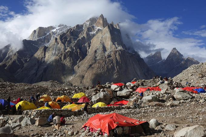 Tabor na ledeniku. V ozadju Trango group. | Foto: osebni arhiv/Lana Kokl