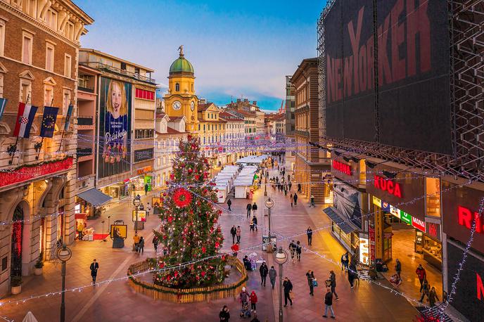 Reka | Na tuje turiste računajo vsa turistična podjetja, ne samo hoteli. V mestu Reka je božični sejem, tako kot v večini drugih hrvaških mest, v polnem razmahu. | Foto TB Reka