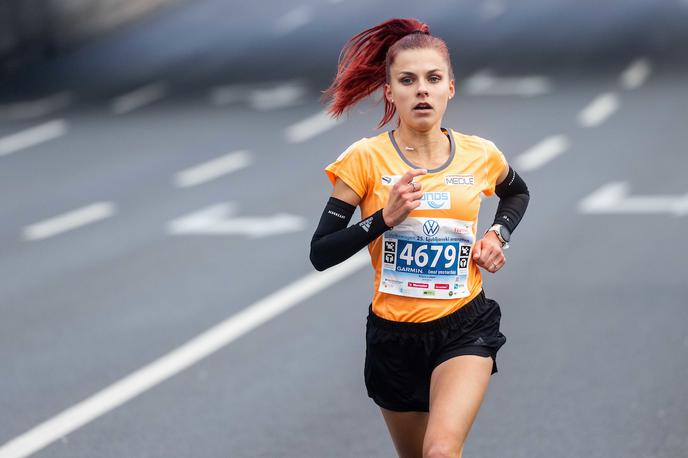 Klara Lukan | Klara Lukan je v Franciji popravila slovenski rekord v cestnem teku na 10 km. | Foto Vid Ponikvar