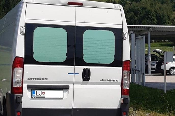 Kombi z migranti | Možje v modrem so ugotovili, da je 43-letnik v tovornem delu vozila prevažal kar 25 nezakonitih prebežnikov. | Foto PP Podlehnik