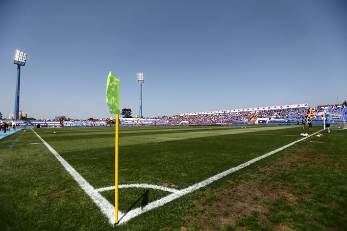 Na stadionu Gradski vrt je Mario Jurčević debitiral v dresu Osijeka 12. septembra, ko so gostitelji visoko porazili Rožmanovo Rijeko s 3:0. "To je bil dober debi. Dokaj lahko smo premagali Rijeko, ki je kmalu ostala z igralcem manj. Odigral sem zadnjih 15 minut, ko smo že vodili s 3:0. Po tekmi sem se pozdravil tako s Simonom Rožmanom kot Adamom Gnezdo Čerinom. Vesel sem, ko lahko srečam znance iz svoje države na Hrvaškem.'' | Foto: Reuters