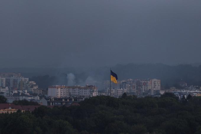 Zelenskemu se je petletni mandat sicer iztekel maja, a zaradi izrednih razmer, ki so bile v Ukrajini razglašene ob začetku vojne februarja 2022, ostaja na čelu države. V skladu z ukrajinsko ustavo bo predsednik Ukrajine do novih volitev. | Foto: Reuters