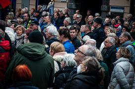 Protest pred mestno hišo proti kanalu C0